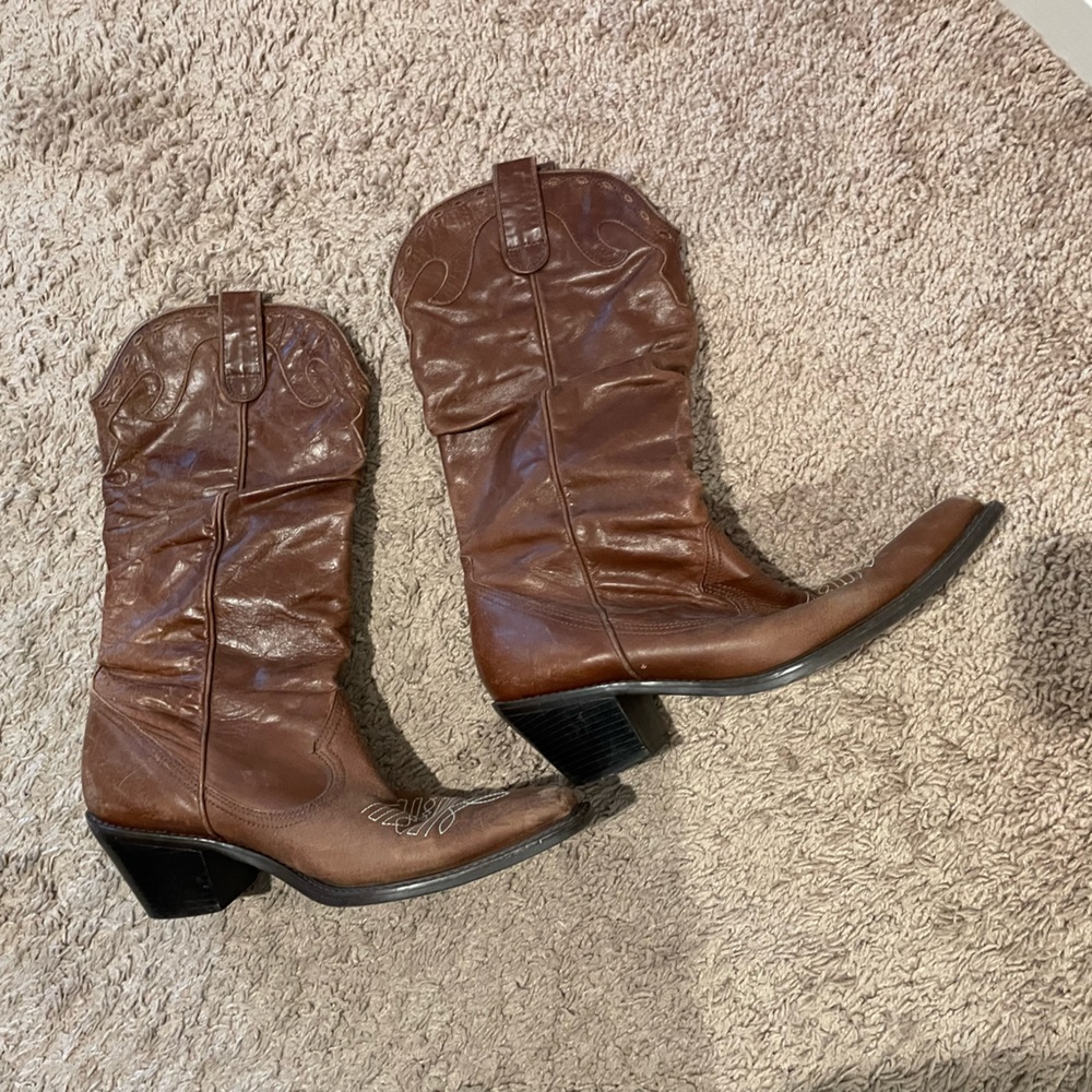 Size 9 vintage cowboy boots.  They were made in Brazil with upper leather